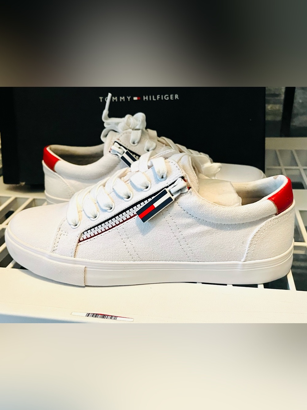 NEW Tommy Hilfiger Paskal Casual Women's Sneakers Shoes White Red size 7.5